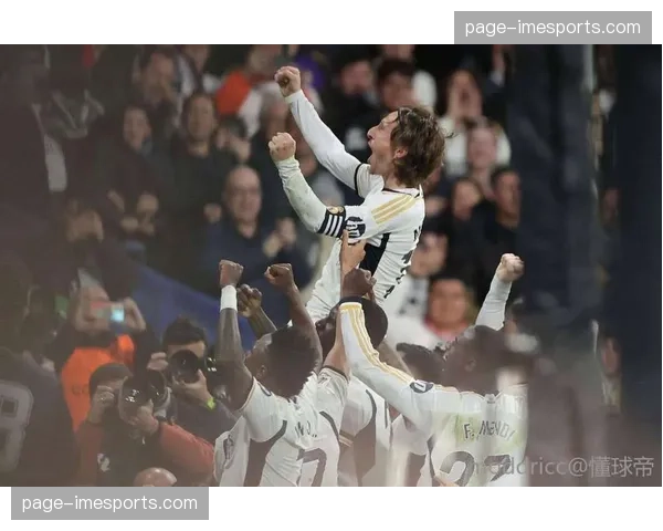 特写:莫德里奇伯纳乌告别战替补登场,全场起立鼓掌致敬